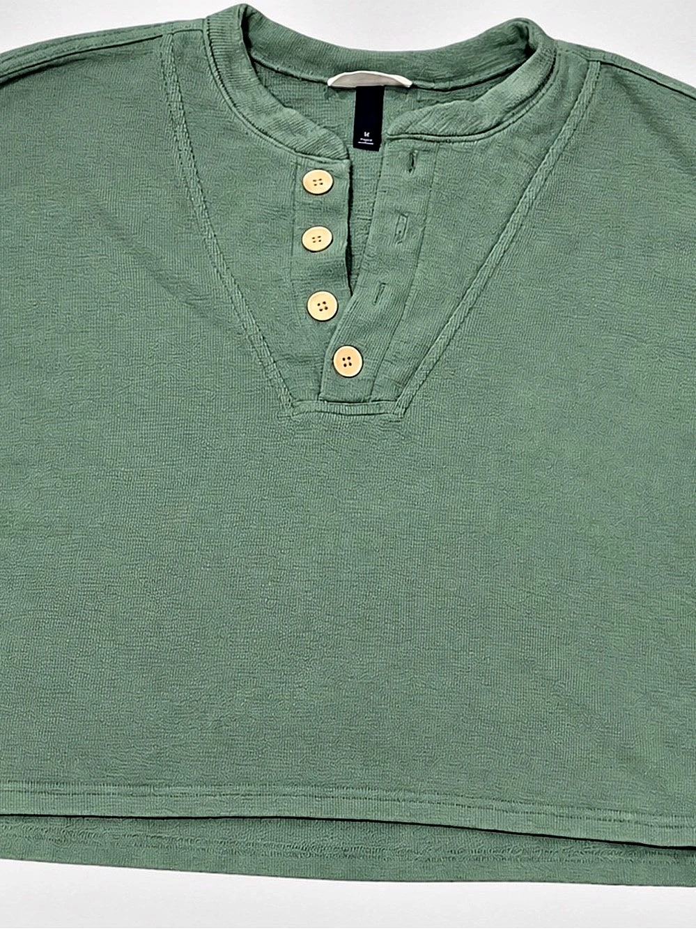 Women’s universal threads Henley crop top in Green Size Medium Like New